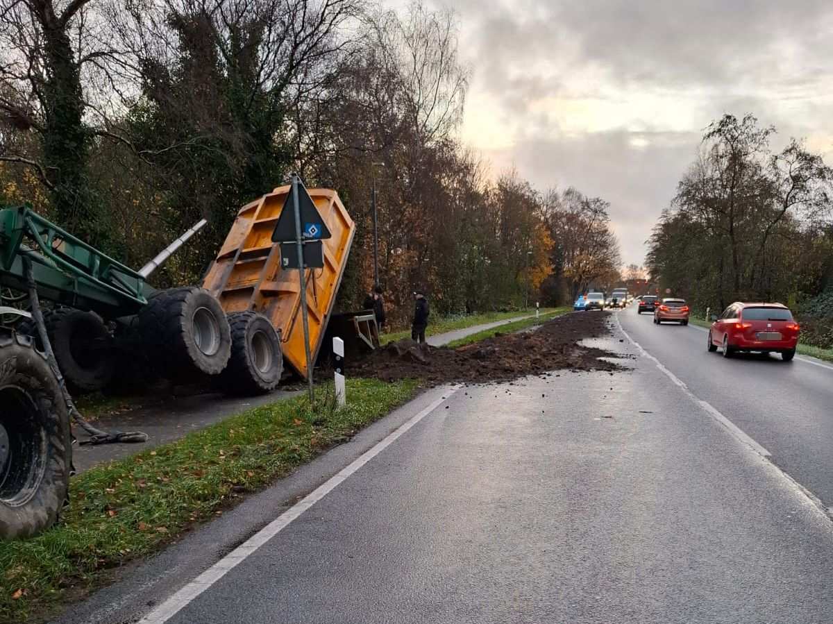 Umgestürzter Traktor auf der Straße