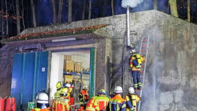 Feuer in stillgelegtem Bunker in Ramelsloh – Kaffeeröstgerät in Brand geraten 2 Feuerwehr bei einem Einsatz im Wald