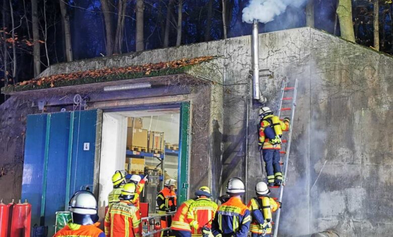 Feuer in stillgelegtem Bunker in Ramelsloh – Kaffeeröstgerät in Brand geraten 4 Feuerwehr bei einem Einsatz im Wald