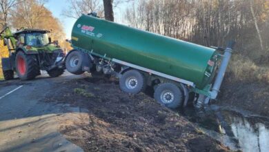 Lkw kippt in den Graben