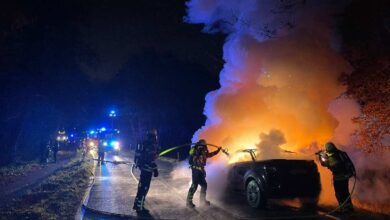 Feuerball auf der Horster Landstraße – Feuerwehr Maschen löscht brennenden Range Rover Cabrio 2 Feuerwehr löscht brennendes Auto