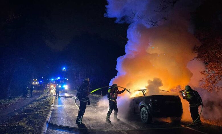 Feuerball auf der Horster Landstraße – Feuerwehr Maschen löscht brennenden Range Rover Cabrio 2 Feuerwehr löscht brennendes Auto