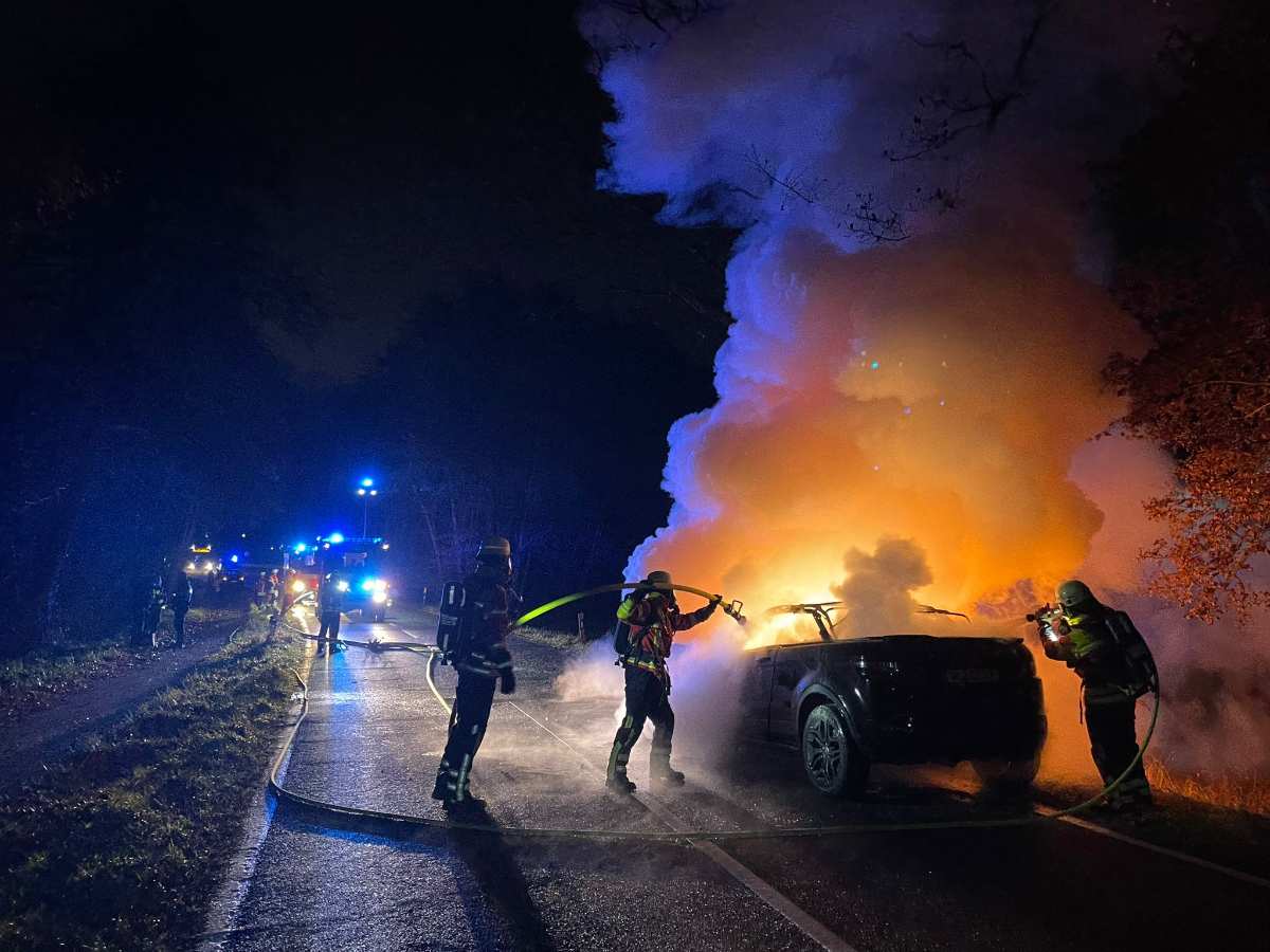 Feuerwehr löscht brennendes Auto