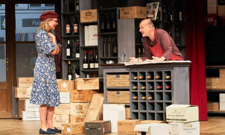 Französische Komödie „Weinprobe für Anfänger“ – Humor, Herz und edle Tropfen auf der Halepaghen-Bühne 2 Weinprobe in einem gemütlichen Laden