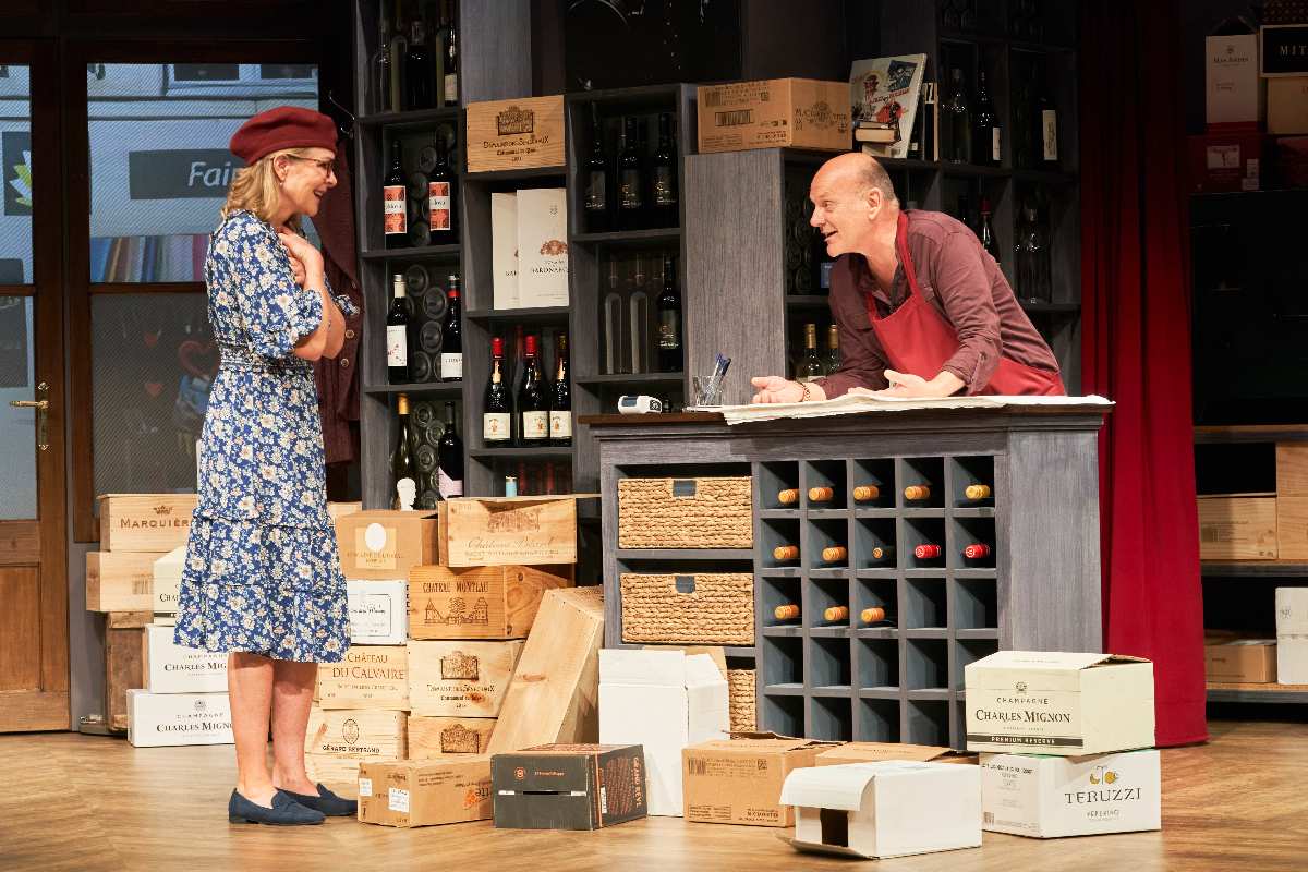 Weinprobe in einem gemütlichen Laden