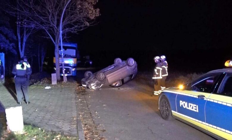 Auto überschlägt sich in Hamburg-Sinstorf – Fahrer schläft am Steuer ein und landet auf dem Dach