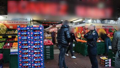 Markt mit Obst und Polizei