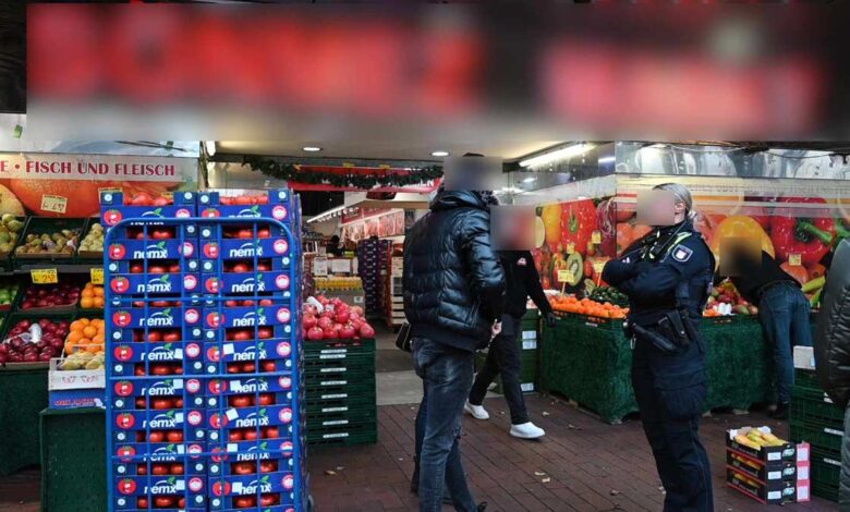 Razzia in Harburg: Supermarkt in der Lüneburger Straße wegen gravierender Mängel geschlossen 10 Markt mit Obst und Polizei