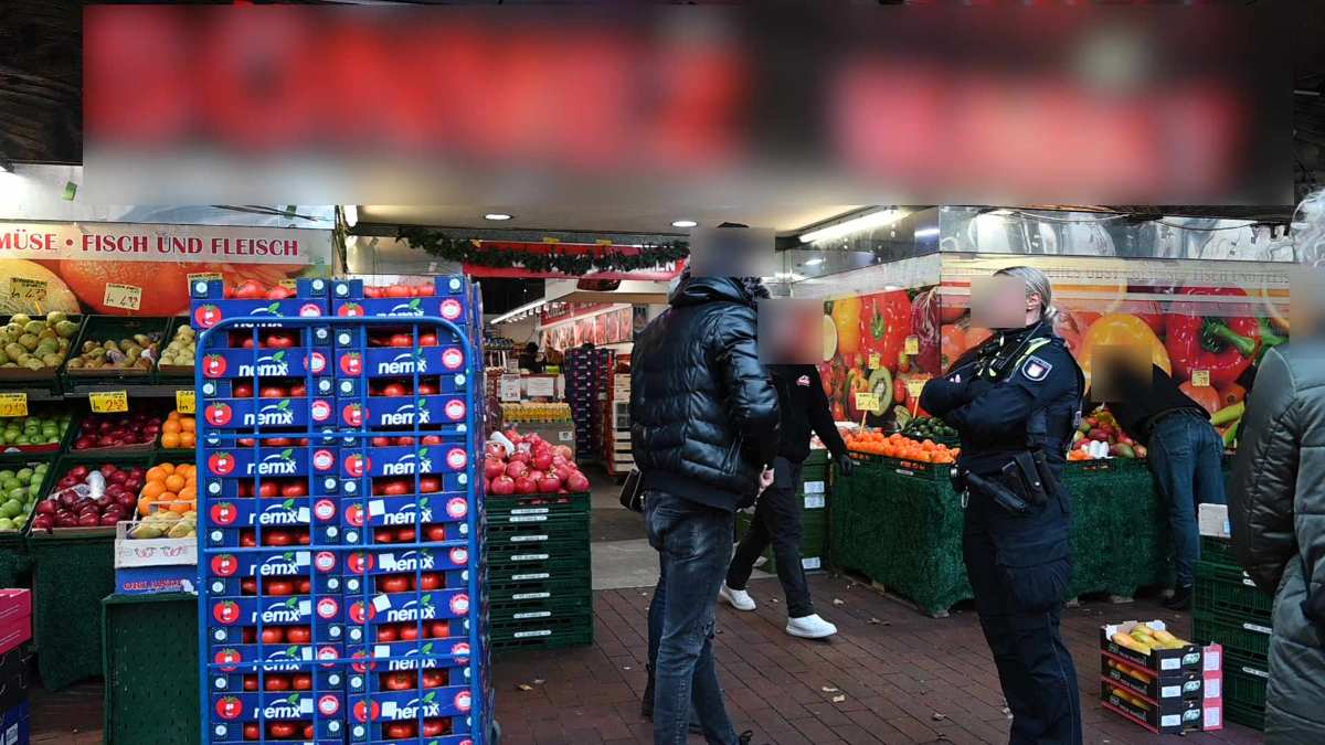 Markt mit Obst und Polizei