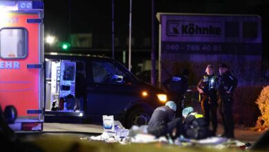 Einsatzkräfte bei nächtlicher Untersuchung.