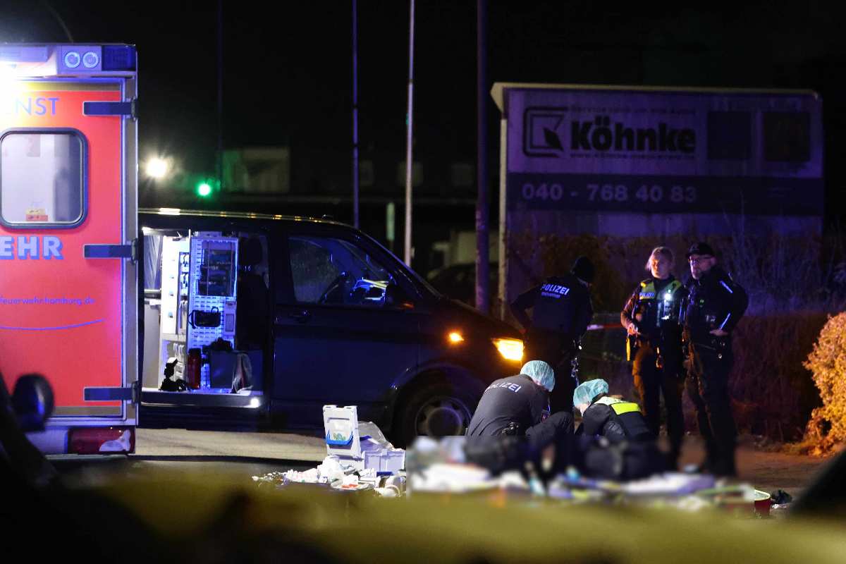 Einsatzkräfte bei nächtlicher Untersuchung.