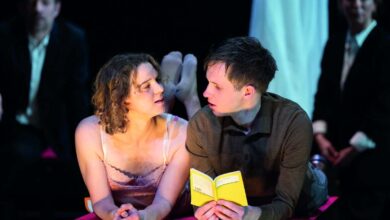 Zwei Personen lesen gemeinsam ein Buch.