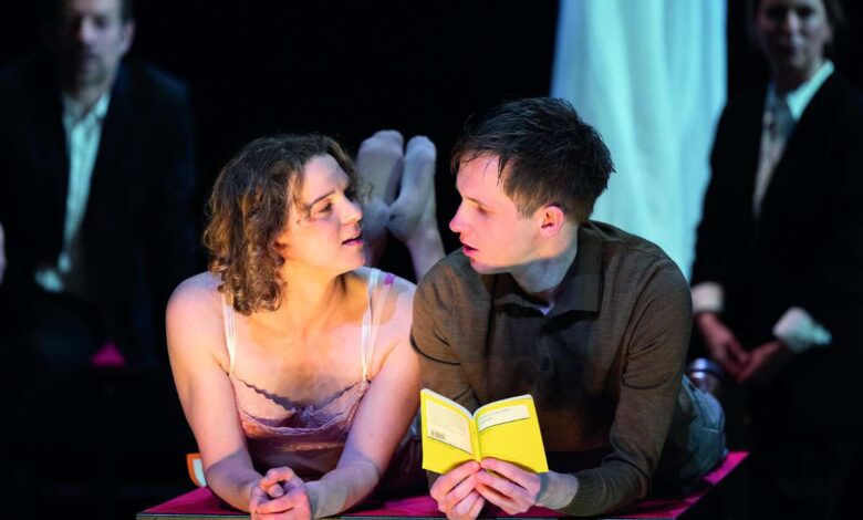 Liebesdrama und NS-Vergangenheit – „Der Vorleser“ erstmals als Bühnenstück im STADEUM Stade 1 Zwei Personen lesen gemeinsam ein Buch.