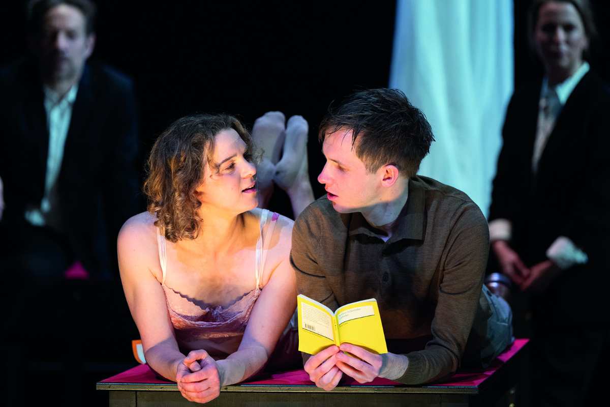 Zwei Personen lesen gemeinsam ein Buch.