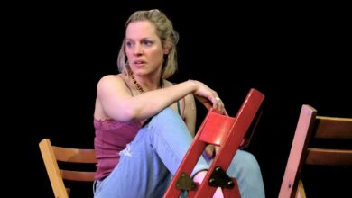 Frau sitzt entspannt auf Stuhl.