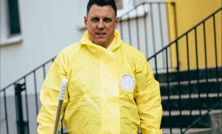 True Crime live im STADEUM: Tatortreiniger Thomas Kundt erzählt am 19. November 2026 von den Tragödien des Alltags 6 Mann in gelber Schutzkleidung mit Besen.