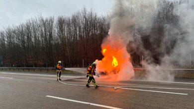 Brennende Mercedes A-Klasse sorgt für Vollsperrung: Feuerwehren stoppen Flammen auf der A7 2 Feuerwehr löscht Fahrzeugbrand auf Autobahn.