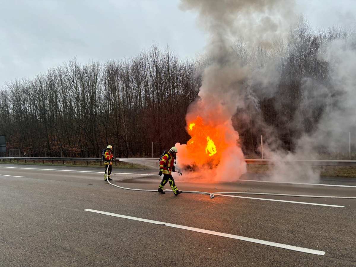 Feuerwehr löscht Fahrzeugbrand auf Autobahn.