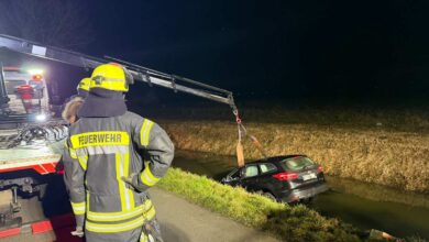 Auto im Graben, Feuerwehr im Einsatz
