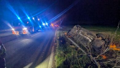 Schwerer Unfall bei Ahrenswohlde – 76-Jähriger prallt mit VW-Bus gegen Baum und wird schwer verletzt 2 Umgekippter Wagen, nächtliche Unfallstelle