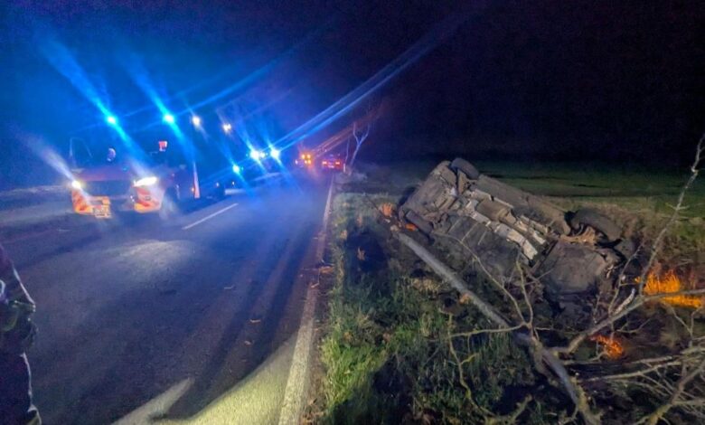 Umgekippter Wagen, nächtliche Unfallstelle