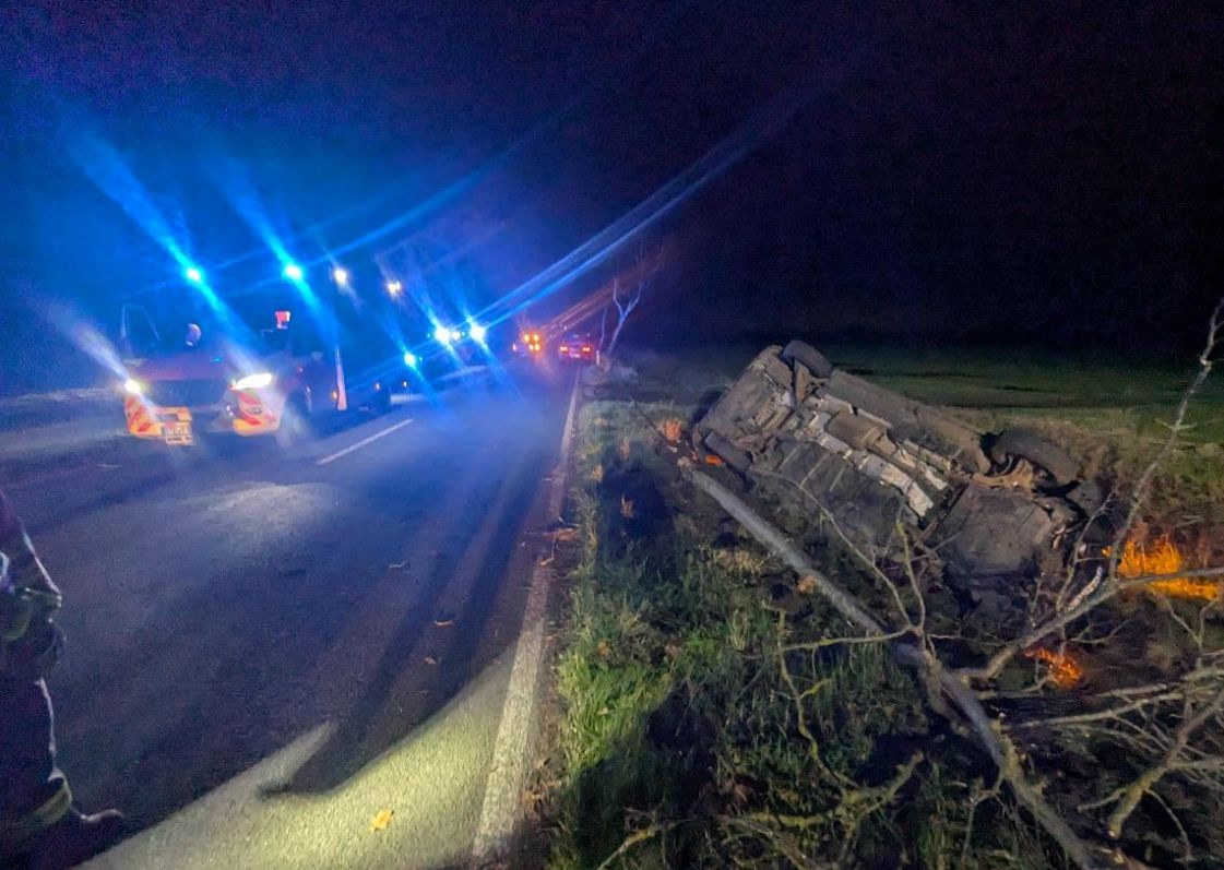 Umgekippter Wagen, nächtliche Unfallstelle