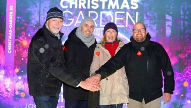 Christmas Garden Hamburg startet mit Glanz und Magie in die neue Saison im Loki-Schmidt-Garten 2 Vier Personen in winterlicher Umgebung.