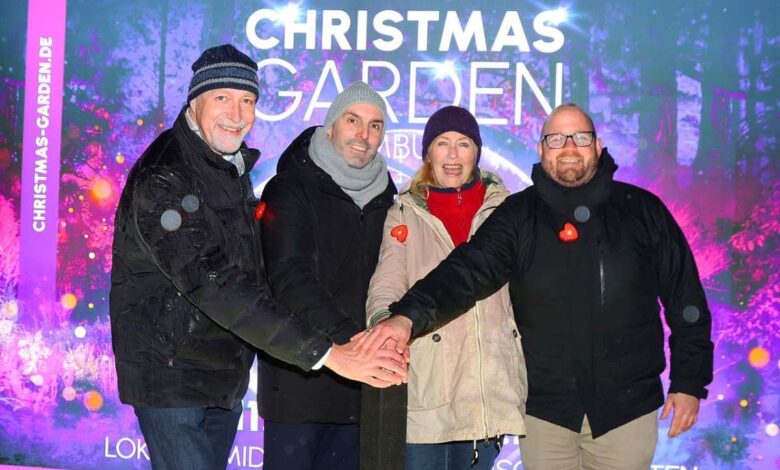 Christmas Garden Hamburg startet mit Glanz und Magie in die neue Saison im Loki-Schmidt-Garten 2 Vier Personen in winterlicher Umgebung.