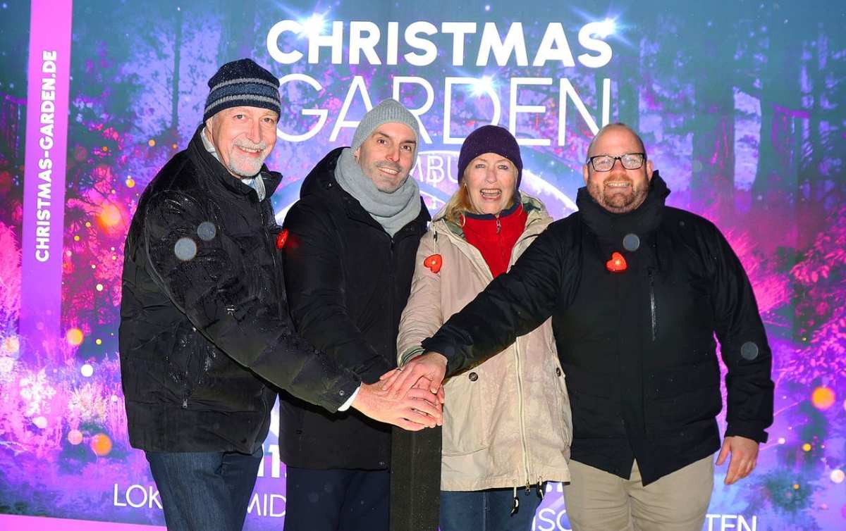 Vier Personen in winterlicher Umgebung.
