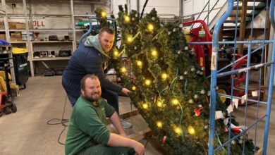 Stimmungsvolles Lichtermeer: Meckelfeld startet mit leuchtendem Glanz in die Adventszeit 2 Zwei Personen dekorieren einen Weihnachtsbaum.