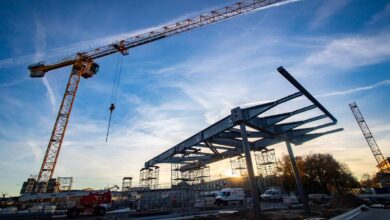 Bauarbeiten mit Kränen und Stahlträgern