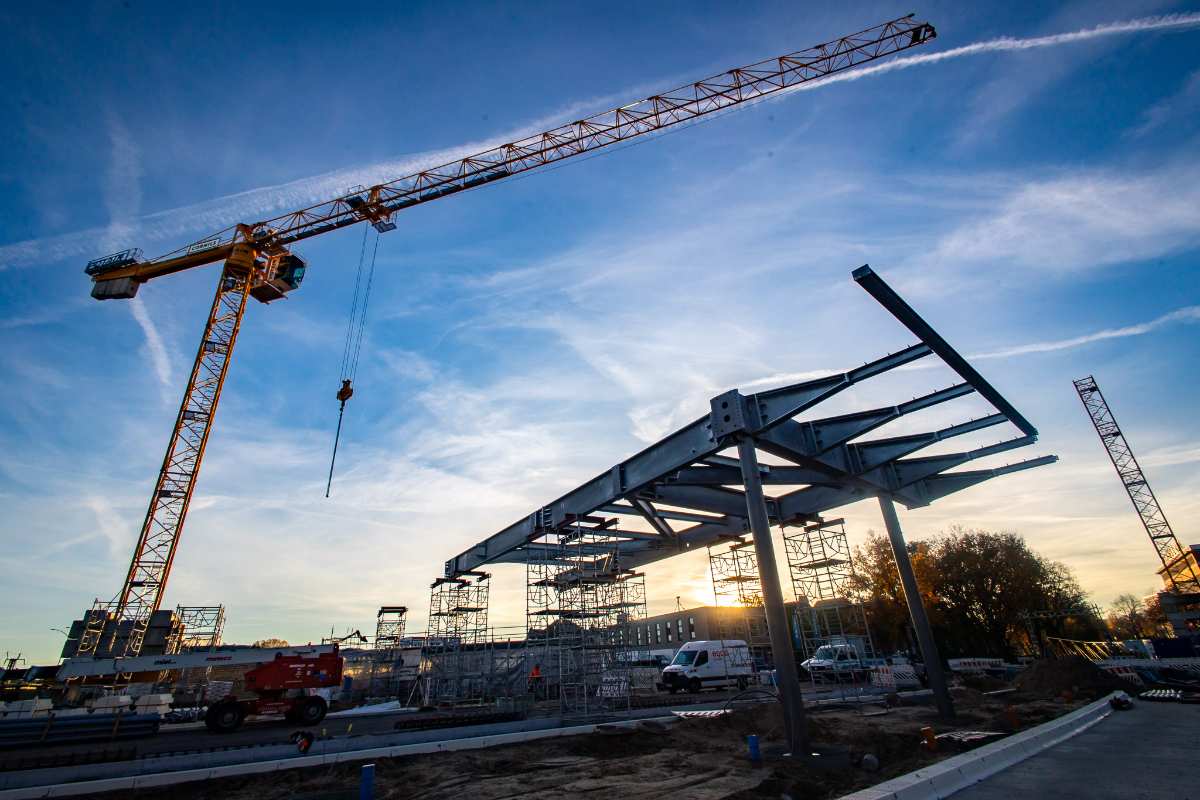 Bauarbeiten mit Kränen und Stahlträgern