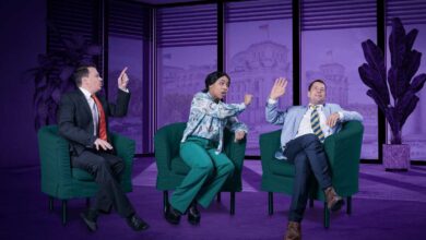 Politisches Kabarett in Buxtehude: „Die SchMERZtherapie“ auf der Halepaghen-Bühne 2 Drei Personen in einem Gespräch.