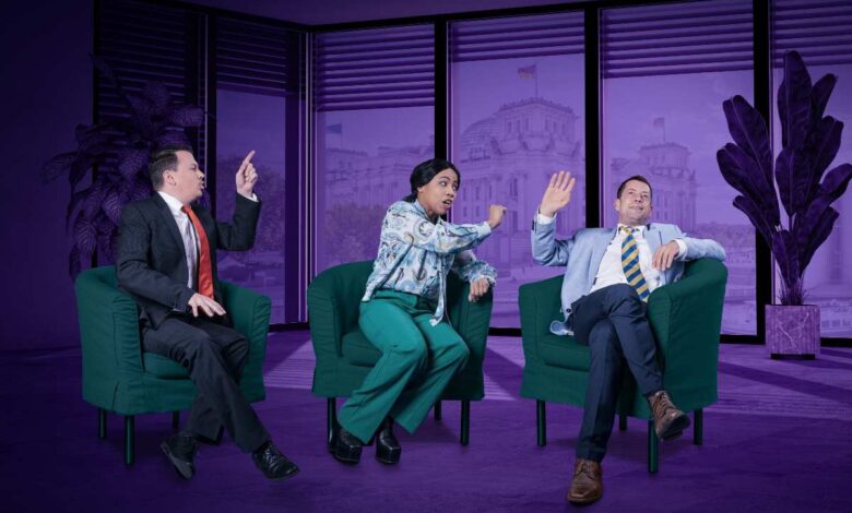 Politisches Kabarett in Buxtehude: „Die SchMERZtherapie“ auf der Halepaghen-Bühne 4 Drei Personen in einem Gespräch.