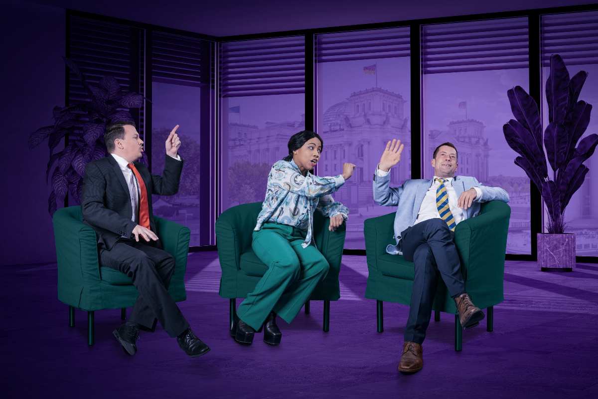 Drei Personen in einem Gespräch.