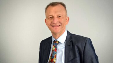 Mann im Anzug mit Krawatte