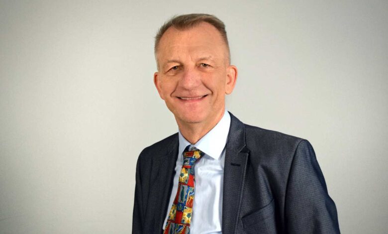 Mann im Anzug mit Krawatte