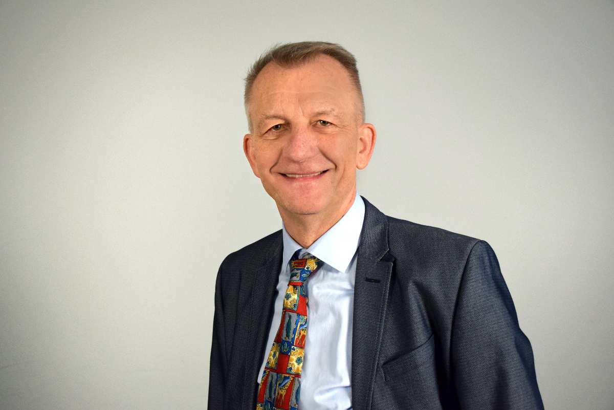 Mann im Anzug mit Krawatte