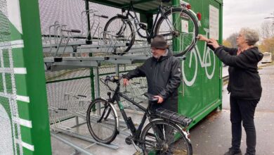 Fahrradabstellplatz mit zwei Fahrrädern