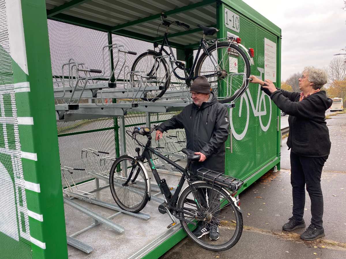 Fahrradabstellplatz mit zwei Fahrrädern