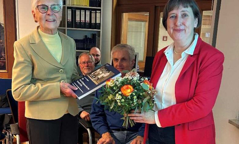 Erinnerungen bewahren: Stadtarchiv Stade präsentiert Buch über die Flüchtlingssuchkartei – Zeitzeugin erhält erstes Exemplar