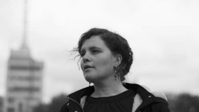 Frau in urbaner Umgebung, schwarz-weiß