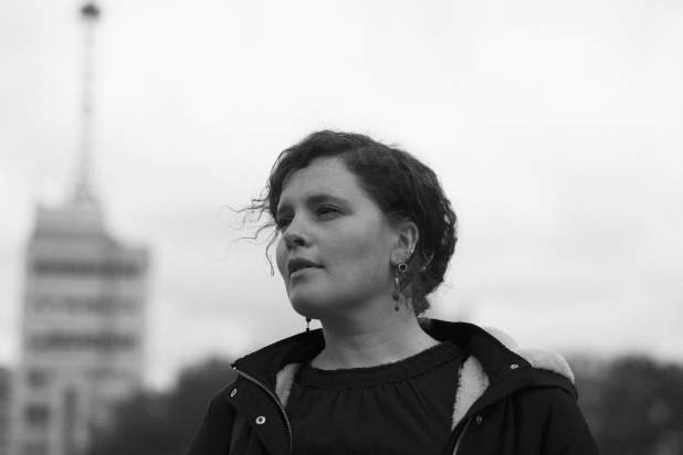 Frau in urbaner Umgebung, schwarz-weiß