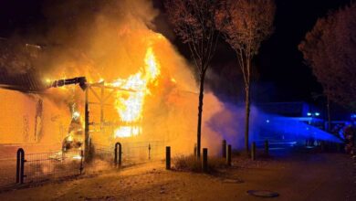 Wohnmobil brennt in Neu Wulmstorf – Feuer greift auf Haus über: ein Bewohner verletzt 4 Feuer brennt Wohnmobil und Haus