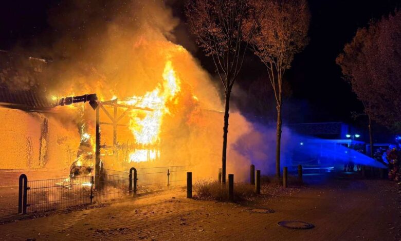 Feuer brennt Wohnmobil und Haus