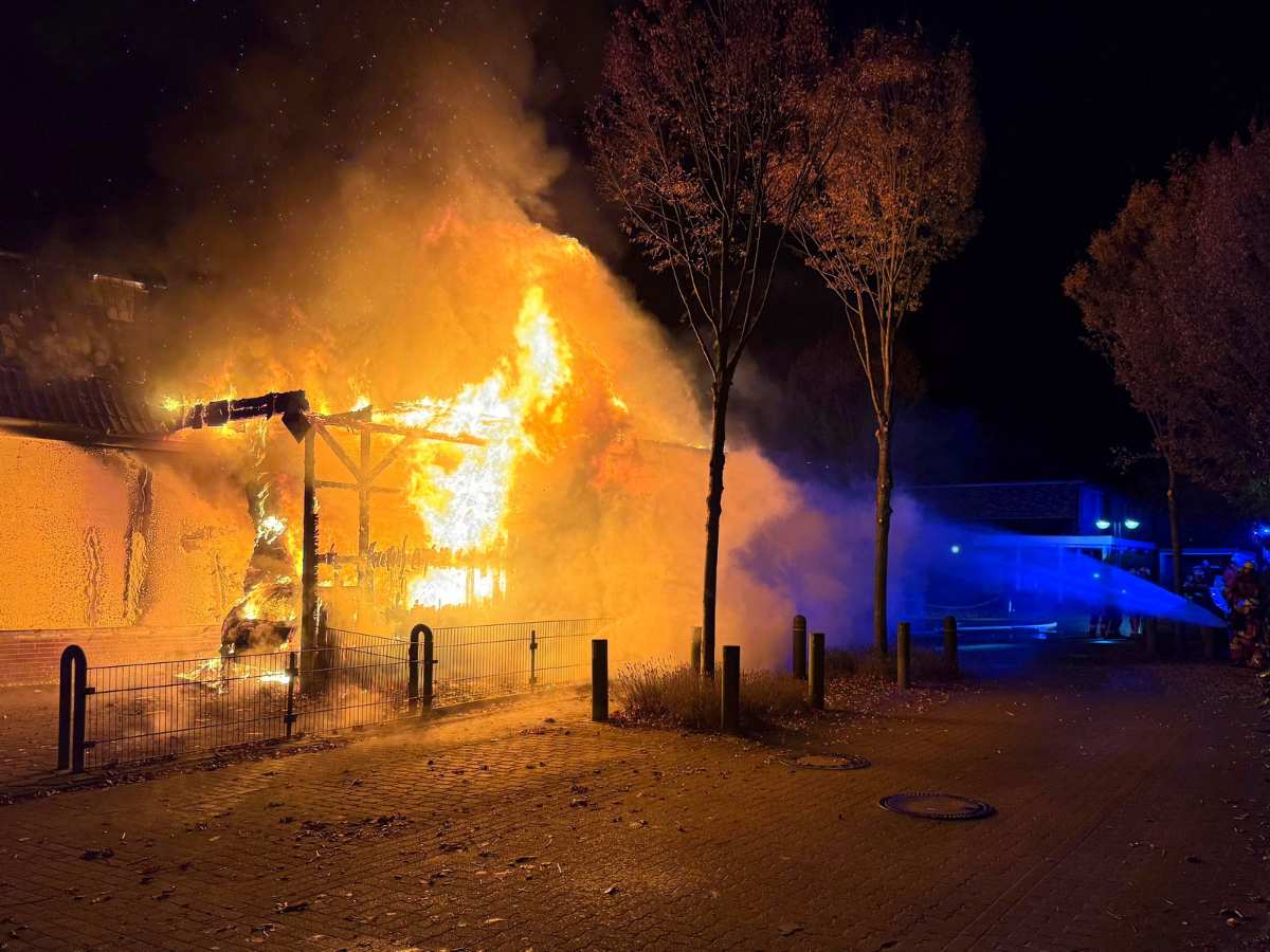 Feuer brennt Wohnmobil und Haus