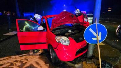 Roter PKW gegen Laterne gefahren