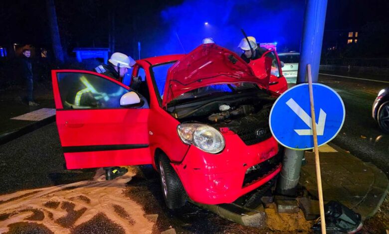Auto kracht in Laterne auf dem Ehestorfer Heuweg – 76-jähriger Fahrer verletzt 1 Roter PKW gegen Laterne gefahren