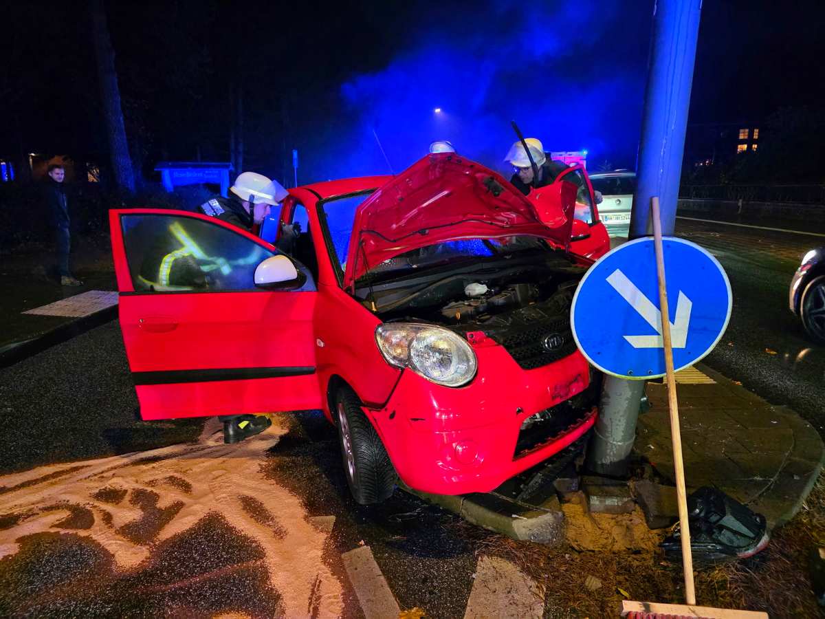 Roter PKW gegen Laterne gefahren