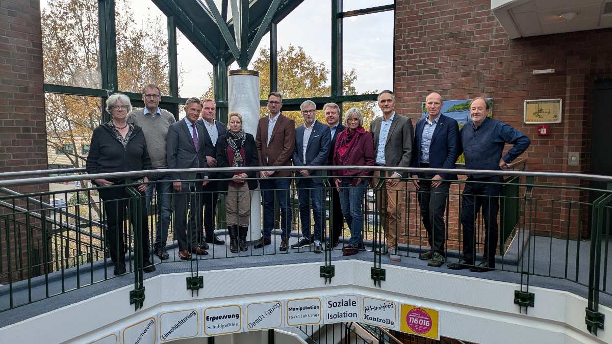 Gruppe von Menschen auf Treppe